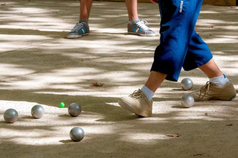 Paysagiste pour création d'un terrain de pétanque dans jardin d'une maison, Hyères, Topia Verde
